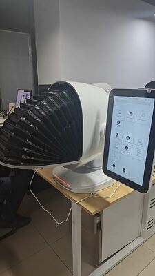 Analisi della pelle Scanner facciale completo con 36 milioni di immagini Elementi Spot Detector di umidità Scanner facciale UV Diagnostica della pelle Adatta a tutti i toni della pelle